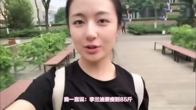 李兰迪《梦回》新剧身材备受争议，如今一袭白色花朵纱裙美翻了