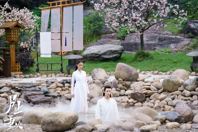 《月上重火》女追男，重雪芝追爱成功，林奉紫输在不懂爱情