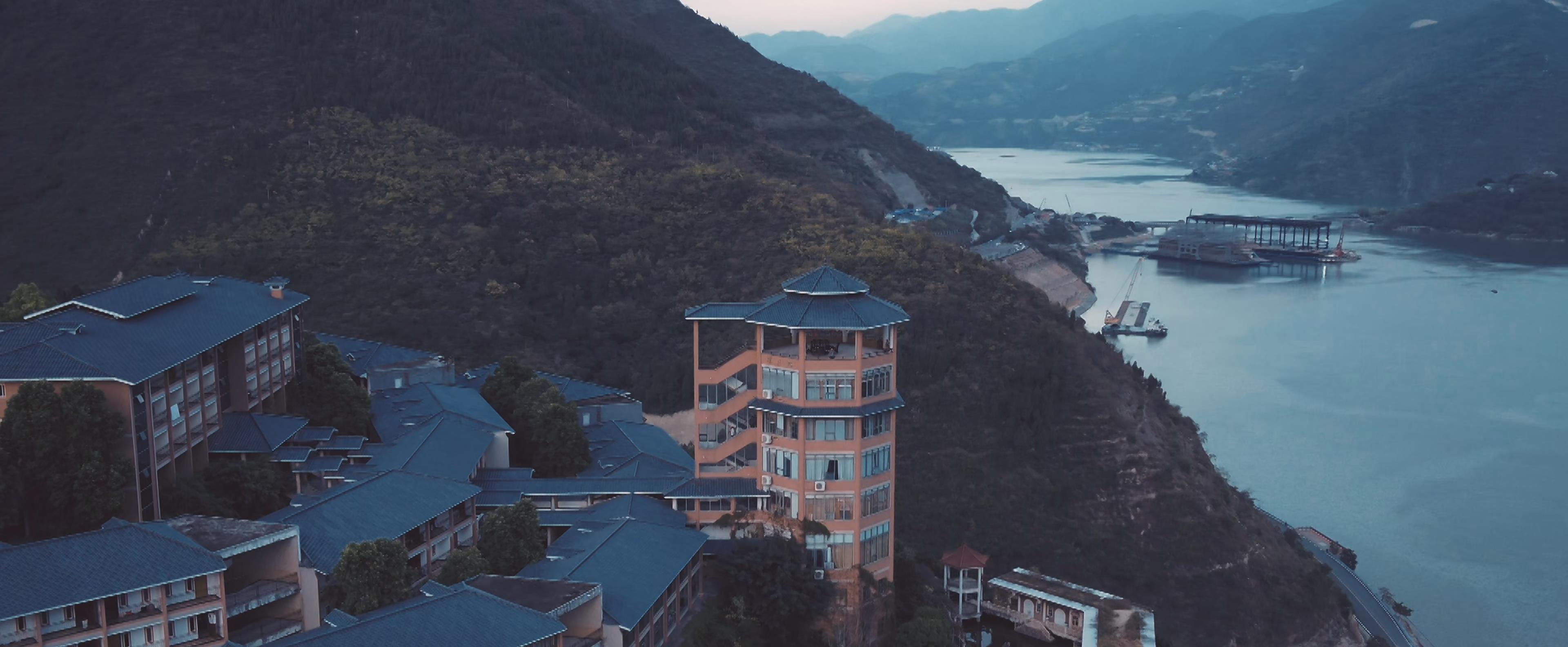 王家卫式对白，杜琪峰式宿命感，就是诗意悬疑美学剧《非常目击》